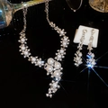 Detalle de collar y pendientes de plata con perlas y cristales elegantes y finos - Conjunto de Joyas Plateado