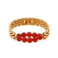 Detail van 18K vergulde schakelarmband met tien gepolijste rode natuurlijke steenkralen - Rode steen
