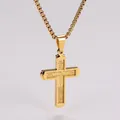 Détail du pendentif croix en acier doré avec gravure laser de la prière Notre Père en espagnol - Chaîne de 2,5 mm * 60 cm / Doré