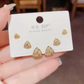 Detailansicht von drei Größen goldener dreieckiger Zirkon-Ohrstecker auf Karte - Dreieckig Mit Zirkonia Besetzt 3-Paar-Set / Gold