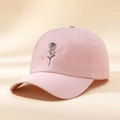 Gros plan détaillé de la casquette rose en coton avec broderie rose noire et texture sergé - Rose