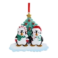 Detalle de adorno de familia de pingüinos de resina con purpurina y cinta roja festiva - 2 Pingüinos Resina