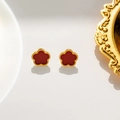 Boucles d'oreilles dorées avec motif floral rouge à cinq pétales et bordure polie - Boucles d'Oreilles Nacre Rouge Or