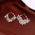Detalle de pendientes de hojas de plata superpuestas con textura en seda roja - Plata Chapada de 18k (Pin de Plata 925)