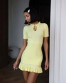Dettaglio dell'abito in maglia gialla con lacci sul petto e balze sull'orlo inferiore - S / Giallo