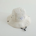 Dettaglio del cappello a secchiello in nylon crema con patch a cuore e laccetto nero - 52cm / Bianco Sporco