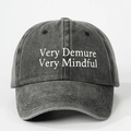 Vintage dunkelgraue Baseballkappe aus Baumwolle mit weißem Very Demure Very Mindful Stick - Einheitsgröße / Schwarz