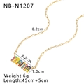 Vue détaillée du collier doré avec pendentif mama en émail coloré et dimensions précises - Pendentif Lettre MAMA (NB-N1207)
