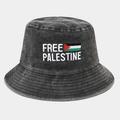 Gros plan détaillé de la broderie Free Palestine sur le bob en denim délavé - Noir