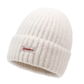 Berretto invernale in maglia grossa avorio con risvolto e piccola etichetta a testo rosso - Taglia unica / Beige Chiaro