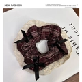 Chouchou écossais rouge vin élégant avec nœud noir et bordure en dentelle beige - Nœud à carreaux rouges / Bordeaux
