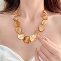 Elegante collar de verano con discos circulares de resina oro ámbar para mujer - Marrón