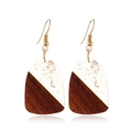 Détails de boucles d'oreilles géométriques en résine et bois avec feuille d'or - Patchwork Bois Feuille d'Or en Forme d'Éventail