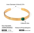 Detail van een gouden roestvrijstalen armband met groene agaat en maatspecificaties - Verstelbare Open Armring (JDBW2409002)