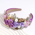Détail d'un serre-tête baroque avec roses violettes, perles et strass sur un plateau céramique - Violet