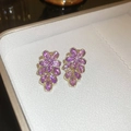 Dettaglio degli orecchini a fiore viola con cristalli scintillanti e finitura dorata - Stile Orecchini a Bottone Con Perno In Argento a Grappolo Di Fiori / Viola-Oro