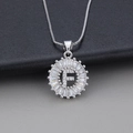 Collier argenté avec pendentif lettre F orné de zircons cubiques sur un cadre rond en cuivre - Lettre F / Argenté