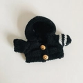 Miniatur-Strickpullover für Puppen in Schwarz mit Goldknöpfen und weißen Ärmelstreifen - Geeignet für 17cm Anhänger / Schwarzer Kapuzenpullover Goldene Knöpfe