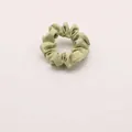 Detalle de un coletero de gasa verde claro que muestra la textura de tela plisada - Verde Pequeño