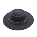Détail d'un chapeau gris foncé avec ruban ethnique tissé, perles et pompons roses - M / Gris foncé