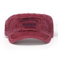 Détail du chapeau militaire bordeaux en coton lavé avec broderie vintage et bords bruts - Taille Unique (environ 58 cm réglable) / Bordeaux