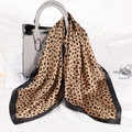 Dettaglio del foulard in seta leopardato drappeggiato su una borsa per uno stile chic - 70x70cm / Leopardo Marrone