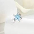 Stervormige kraakbeenpiercing in zilver met blauwe zirkoon en hangende sterretjes - Lichtzeeblauw (Per Stuk)
