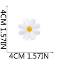 Detalle de un parche bordado de margarita blanca de 4cm con marcas de medida - US 3