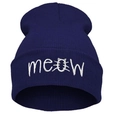 Dettaglio del ricamo MEOW con design a gatto su un berretto in maglia blu scuro - Taglia unica / Blu Notte