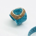 Detail eines blauen Schlangenleder-Rings mit Rohkristall-Cluster und funkelnden Strass - Offener Ring / Blaugrün