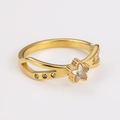 Dettaglio anello stella dorato con gambo diviso e pietra centrale in zircone - US 6 / A stella