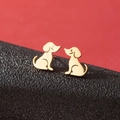 Primer plano de los pendientes de perro dorado hechos de acero inoxidable de calidad - Forma de Perro de Dibujos Animados (778) / Dorado