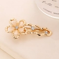 Detalle de la pinza para el pelo Y2K con flores de ópalo y acentos de cristal fino - Dorado