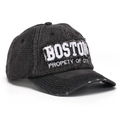 Detalle del bordado BOSTON y la visera desgastada en la gorra de béisbol denim negra - Talla Única(Ajustable) / Estilo lavado negro con letras blancas (B)