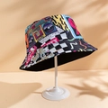 Retro jaren 80 90 cassette vissershoed met graffiti en dierenprints op stevig canvas - M (56-58cm) / Jaren 90 Radio Stijl