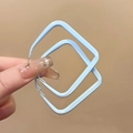 Détail de créoles carrées bleu clair avec finition métallique lisse sur la main - Bleu Clair-Boucles d'Oreilles Carrées (Petit)
