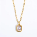 Vue détaillée du pendentif en cristal taille émeraude avec chaîne trombone dorée - Blanc