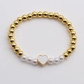 Elegante bracciale con perline dorate e perle bianche con ciondolo a cuore al centro - Bianco