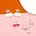 Détail de breloques cerises en cœur avec dimensions et poids de 1,6g pour bijoux - Coeur Rouge Cerise