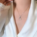 Elegante collana in acciaio al titanio con ciondolo ad anello in giada bianca e catena - Argento - Targa Fu X1346