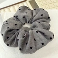 Chouchou gris texture denim avec motif minimaliste de petits cœurs noirs pour femme - Motif cœur noir / Gris