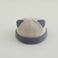 Detalle de las orejas de gato y textura acanalada del gorro bicolor para niños y niñas - 50-52cm (2-4 años) / Blanco Roto