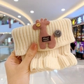Gestrickter beiger Kinderschal mit handgefertigtem Giraffenmuster und weicher Wolle - Beige Giraffe