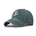 Dettaglio del cappellino in cotone lavato verde scuro con ricamo di un cane bianco - Verde Scuro