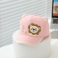 Dettaglio cappellino rosa in cotone per bambini con ricamo leone 3D e orecchie carine - 50-52cm (2-5 Anni) / Rosa