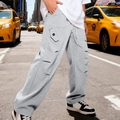 Dettaglio dei pantaloni sportivi grigi a gamba larga con grandi tasche e coulisse - S / Bottoms / Grigio