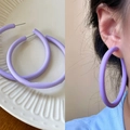 Détail de grandes créoles violettes mates présentées sur plateau et portées par un mannequin - Violet-Grandes Boucles d'Oreilles Créoles