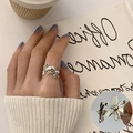 Silberner Gänseblümchen-Ring offen und verstellbar im Ins-Stil an einem Modell - Einstellbar Offen / Silber Gänseblümchen Offener Stil (JZ9715)
