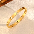 Détail macro du bracelet jonc plaqué or 18k avec motifs de cœurs évidés et fini poli - Jonc Ouvert Cœur Creux
