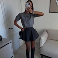 Top corto in maglia grigia con ricamo e gonna a pieghe per un look trendy chic - S / Grigio